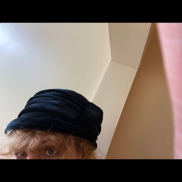 Headslip black hat with bow - Picture 12 of 15